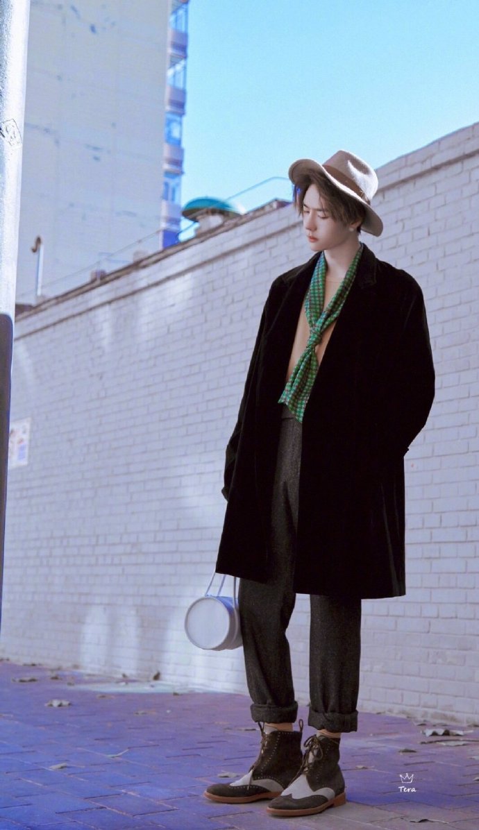 原创时尚王子王一博,长款风衣混搭西装裤复古帅气,气势十足很有星范