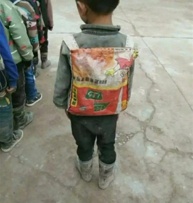 孩子背着麻袋做的书包,跟其他同学格格不入,网友:穷人的心酸