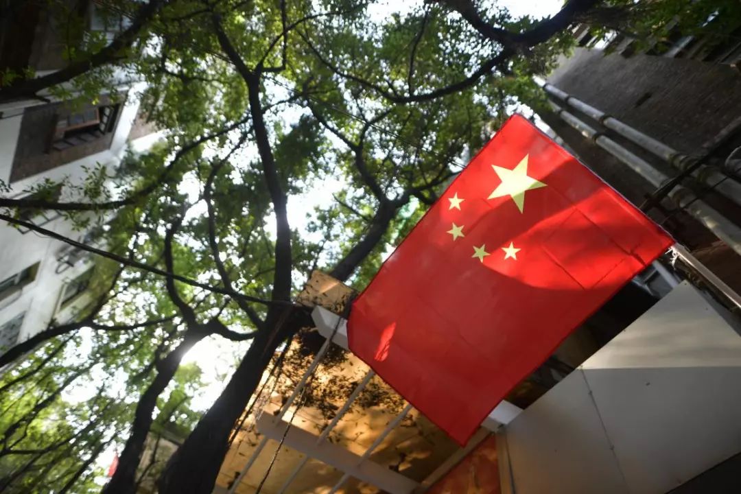 一百多面五星红旗同时飘扬,场面壮观,给社区增