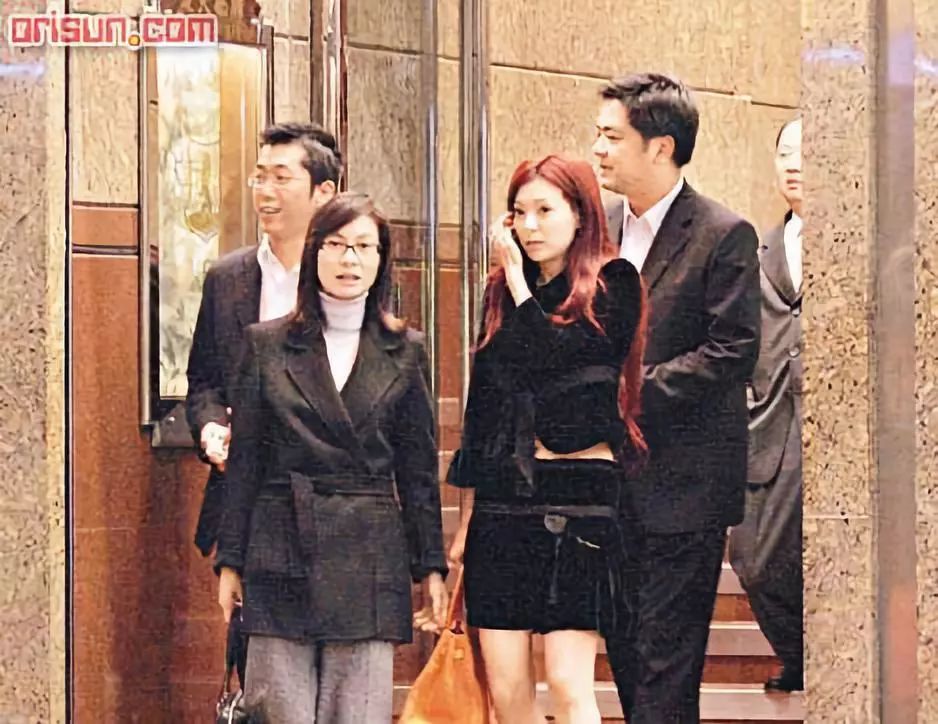 绯闻也最多的,当属比她小11岁的庄土集团太子爷庄家彬,据传傅明宪经常