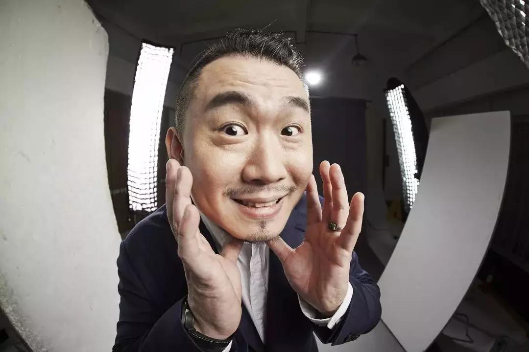 "汰脚水么烧"的王厂长竟开「音乐脱口秀」?人比周立波帅,嘴比金星快!