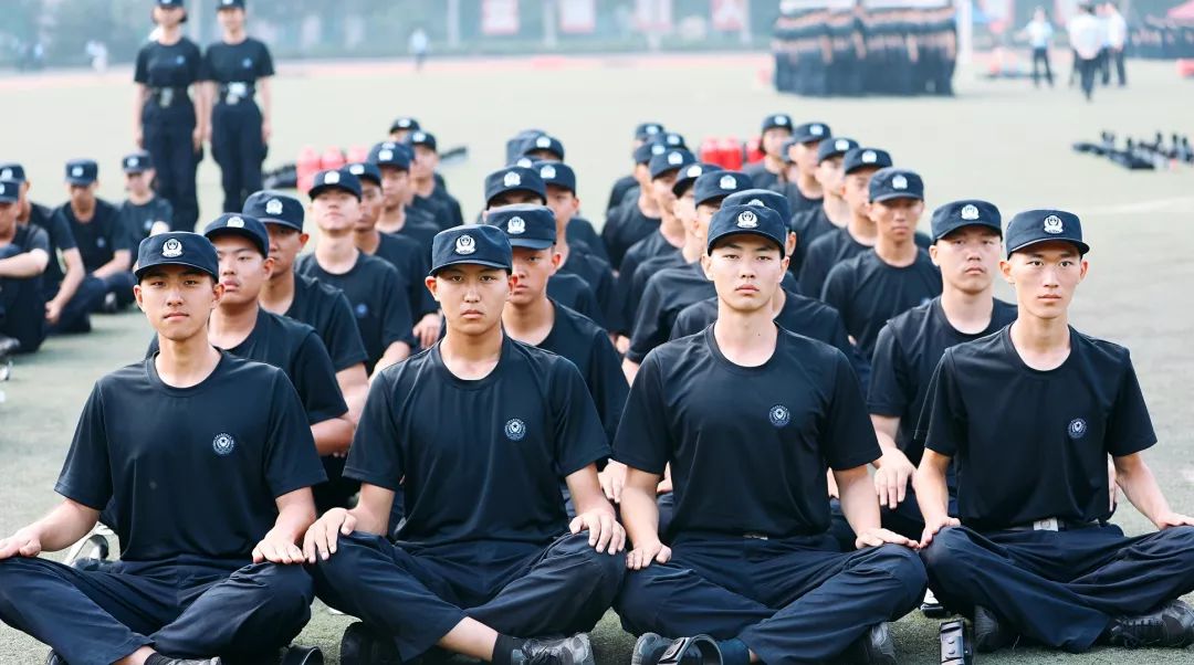 "宝剑锋从磨砺出,梅花香自苦寒来,爸爸相信你,在公大经过一个月的军训