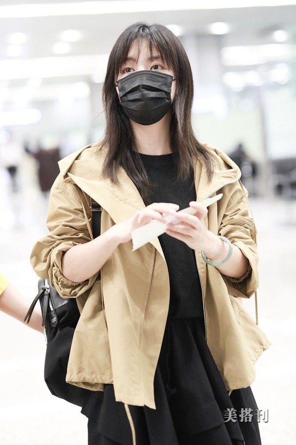 原创真少女!谭松韵穿奶茶色外套温柔又时髦,低调戴口罩难掩可爱容颜