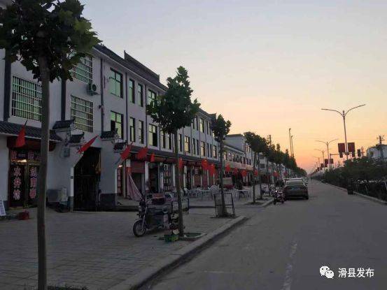 老庙乡各沿街门店悬挂国旗喜迎国庆