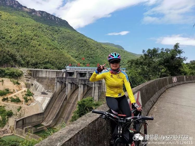 小卢在山仔水库留影畲乡隧道快到小沧的最后一座桥,是一个看山仔水库