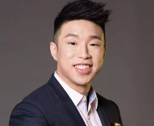 因脸上有麻子被赐名烧饼,13岁德云社出道,今变肌肉男娶娇妻_朱云峰