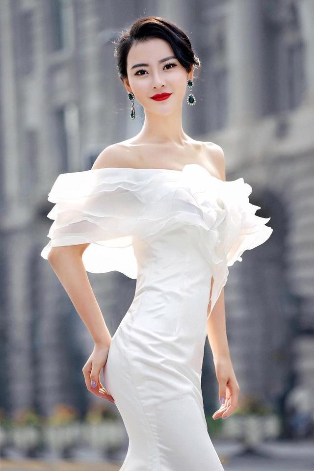 高个子美女就是霸气啊:太有女人味哈醉了醉了