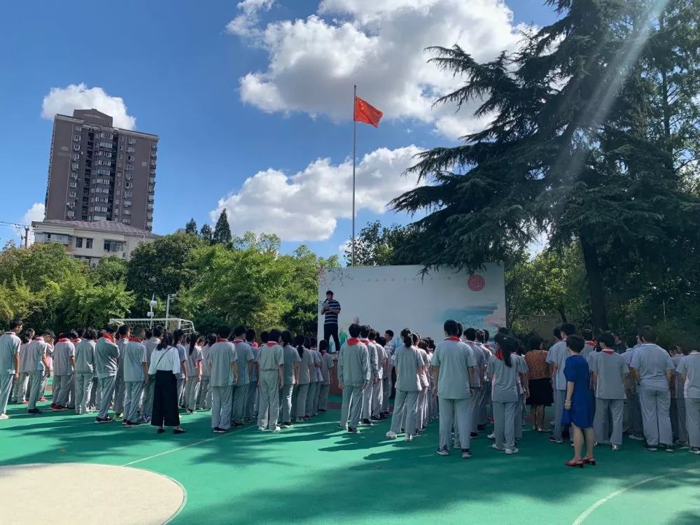 民防安全教育演练 赞颂祖国辉煌成就——记上海市怒江中学全体师生