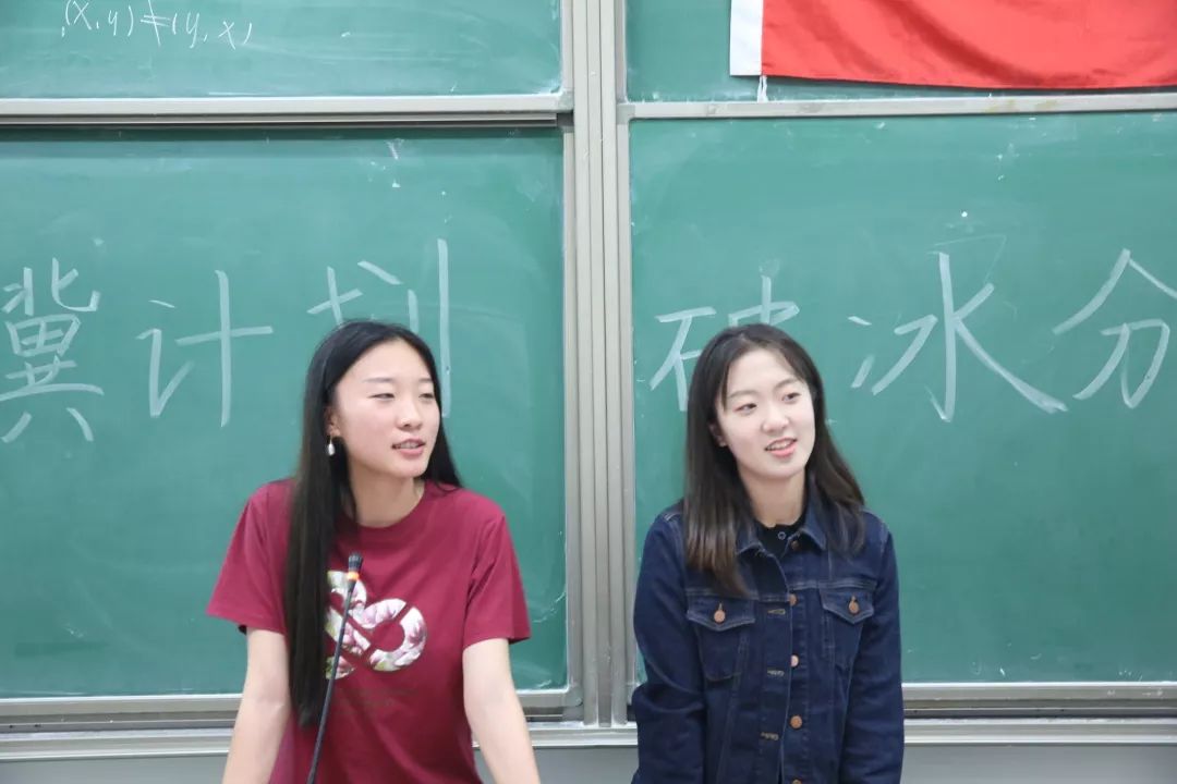 唐弘毅同学聚焦学习与考试,强调在大学里要形成良好的学习习惯;刘楚璇