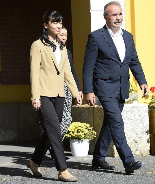 如果佳子公主搭配紧身裤,效果就会好很多,而日本皇室穿衣是非常保守的