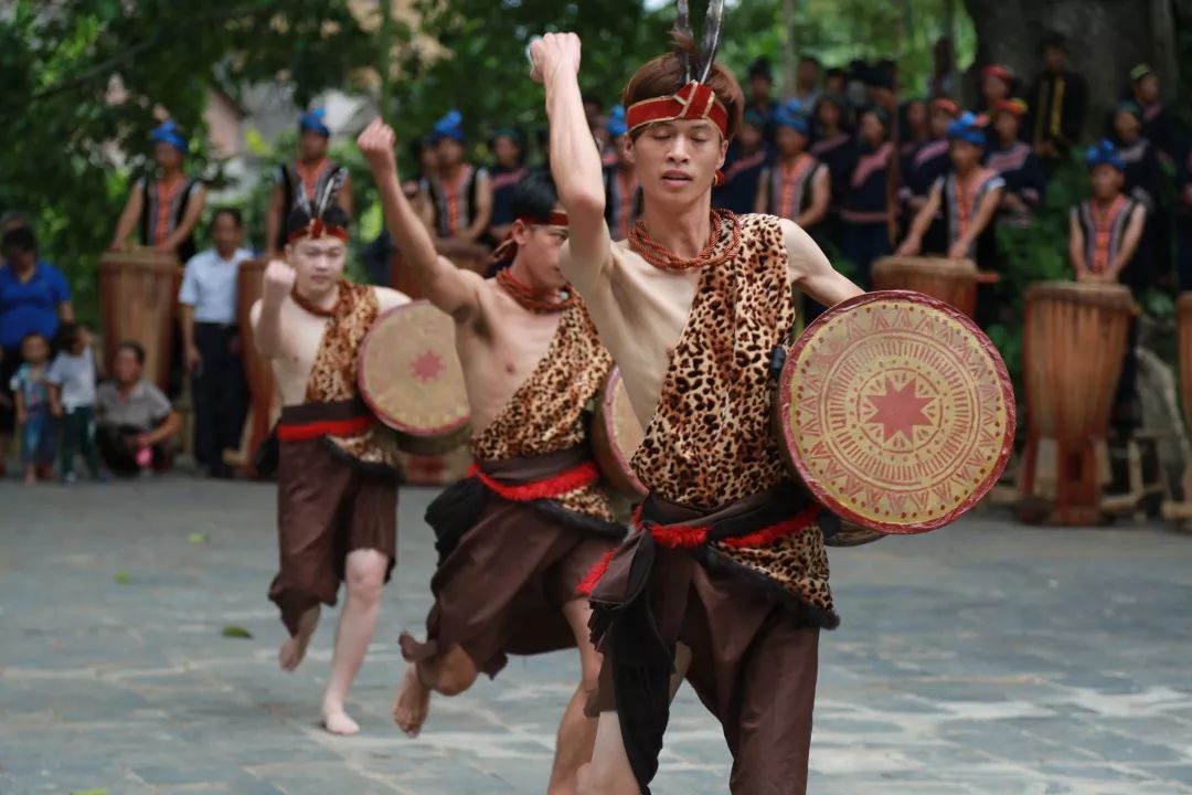 打榔舞,踩高跷,铜鼓舞,蚂拐舞,民族舞等精彩绝伦的演艺,尽显壮族风采