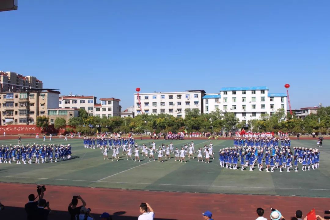 昨天早上8:00,乐平三中田径场全是人,堪称乐平一大体育盛会!