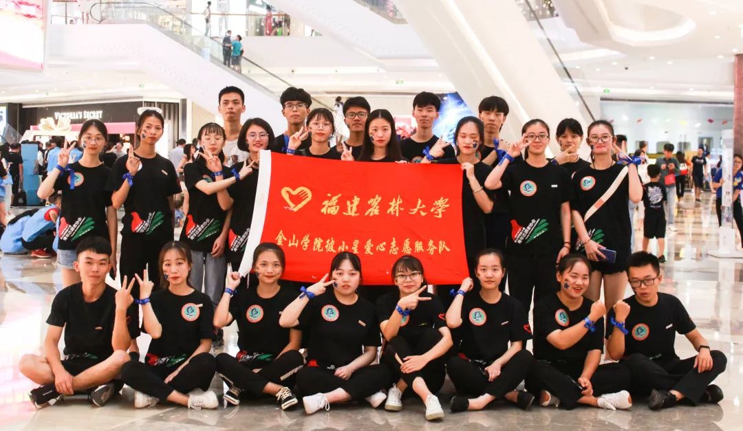 小星帮助互助会孩子,家长带去一缕希望付出一份爱看看志愿者们都在卖