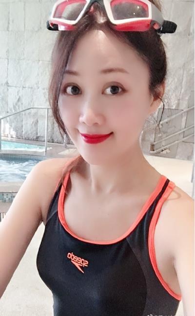 梁小冰高调晒美照,深v领裙 粉西装"果冻唇"吸睛,49岁嫩回20