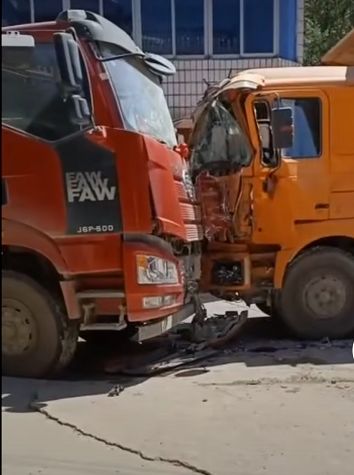 突发车祸乐平一辆大卡车与一大货车相撞满地碎片乐平城事