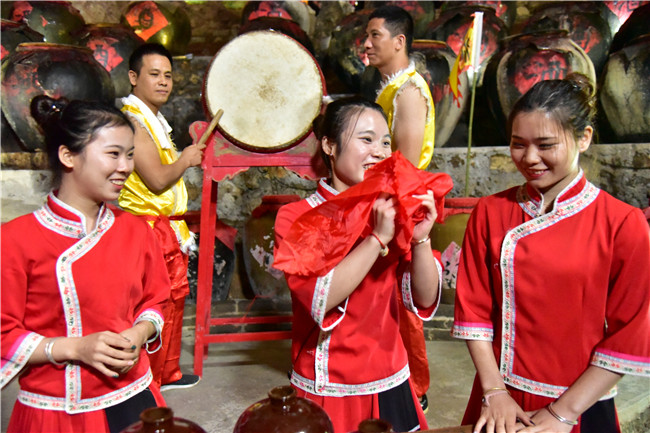 广东连州瑶家妹子喝酒姿势豪迈还玩起击鼓传花吓倒壮汉