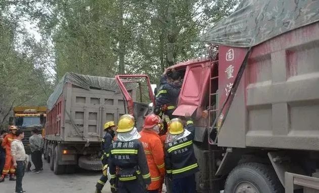 平凉突发车祸三车追尾一人被困