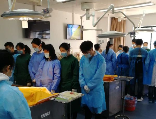 南医有一门"无声"课,但上完大家都会感动_解剖