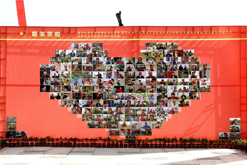 崇信县庆祝第二个农民丰收节最美笑脸墙展现新时代农民新风采