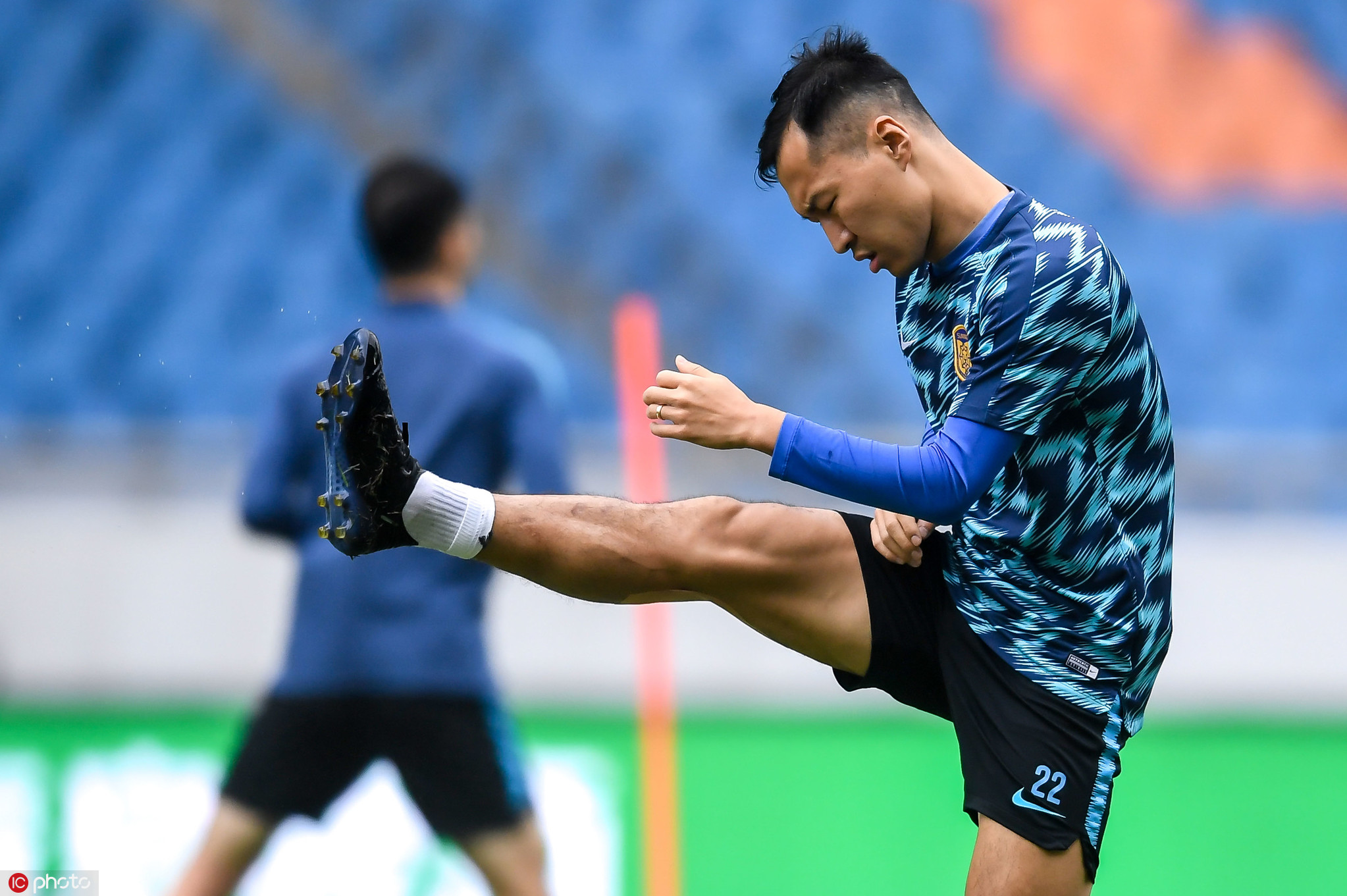 苏宁训练备战,何超与队友猜拳,李昂笑得合不拢嘴-搜狐大视野-搜狐新闻