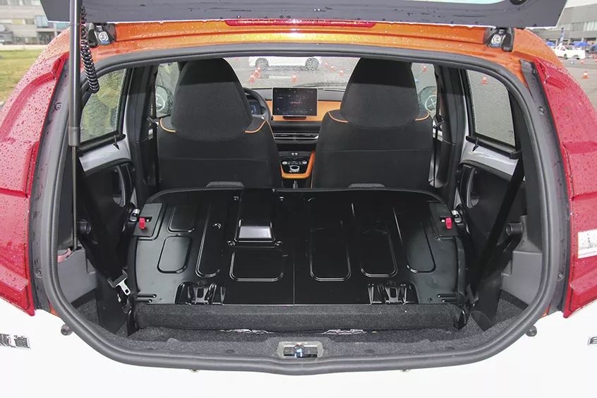 比亚迪e1的行李厢空间乍一看很小,但有一定深度,能容纳一些随身行李