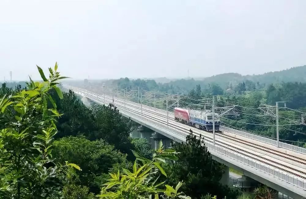 從內蒙古浩勒報吉出發,從襄陽進入湖北,沿荊山東側一路向南,開進荊門