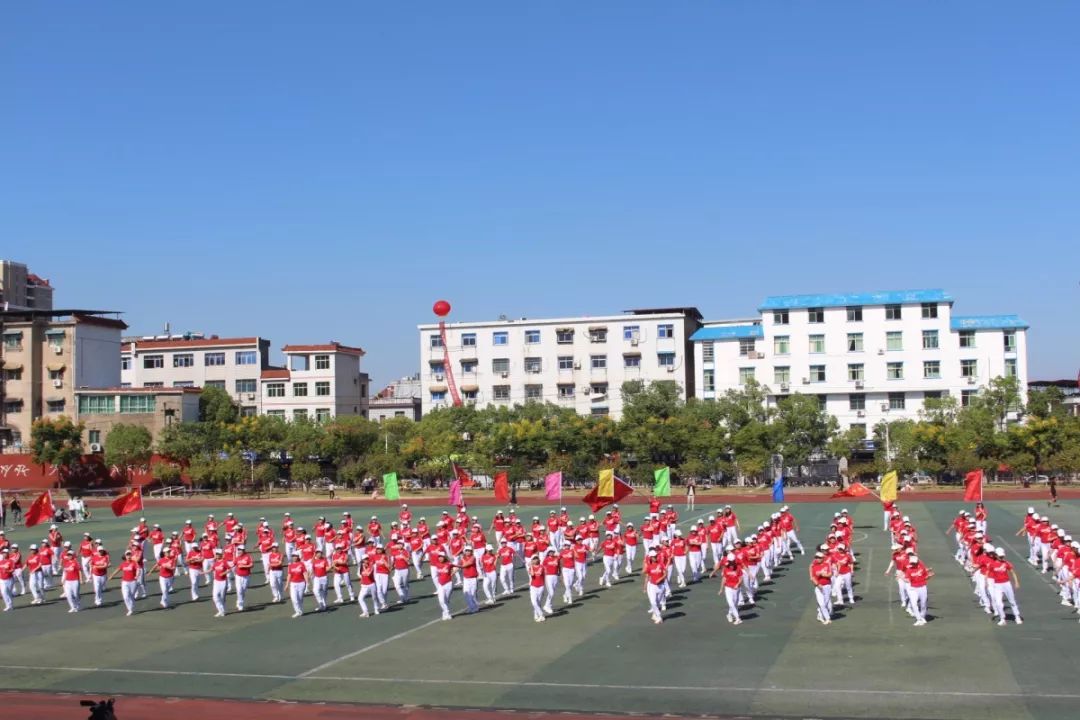 昨天早上800乐平三中田径场全是人堪称乐平一大体育盛会第一现场