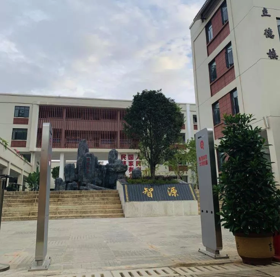 据了解,智源小学是云南保山市教育局直属学校,自今年 9月1日起,学校将