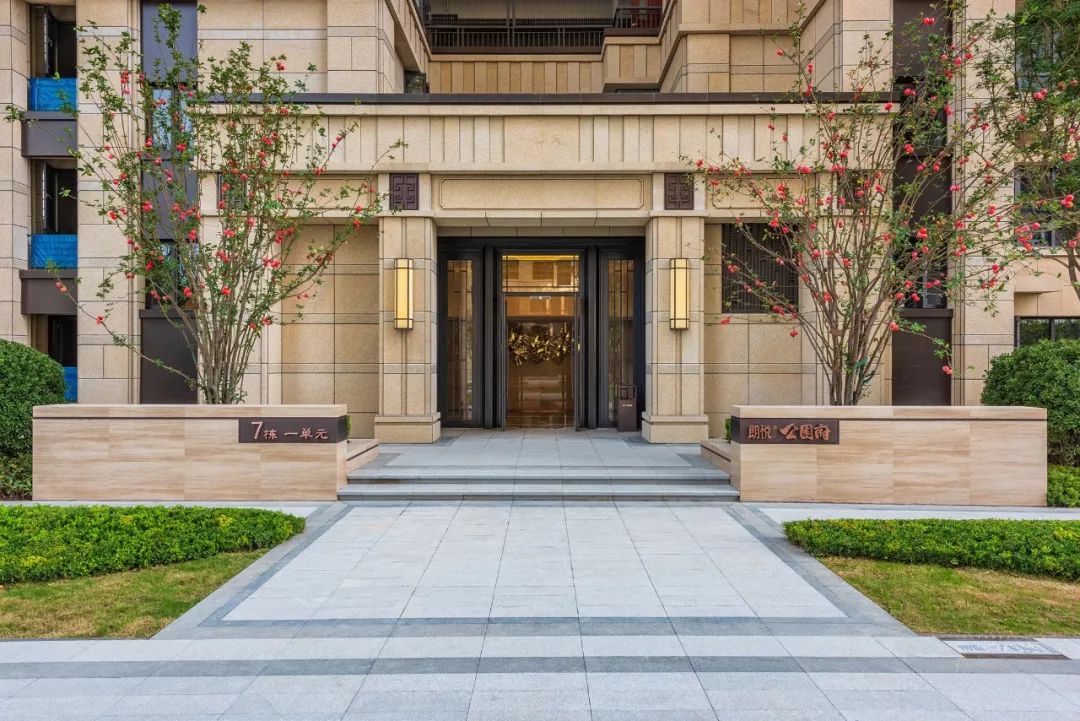 楼栋入户大堂同样精装,地面真石材铺设,看起来庄重大气.