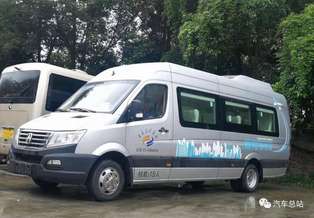5米19座潍柴亚星欧睿客车前置客车普遍采用全承载式身身,车身骨架为