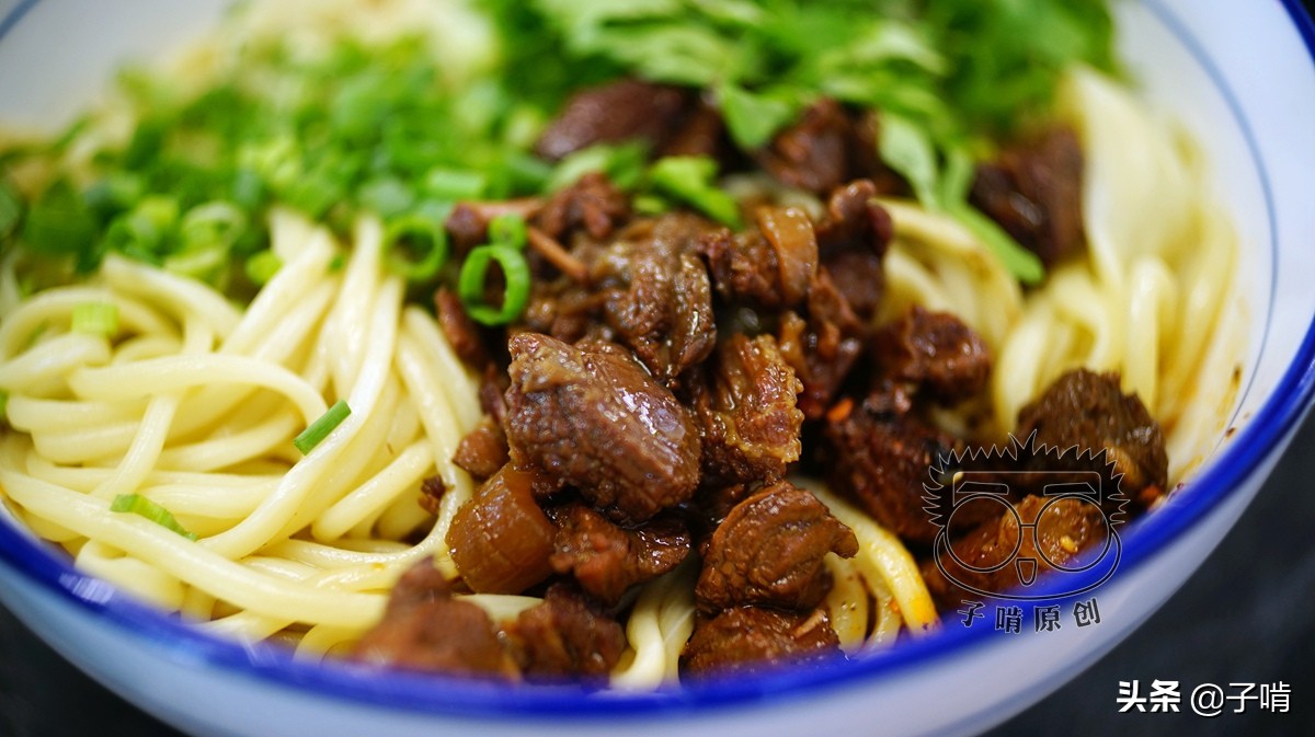 大块牛肉扯面18元,老板做生意很大方,不但牛肉给得多香菜也多放