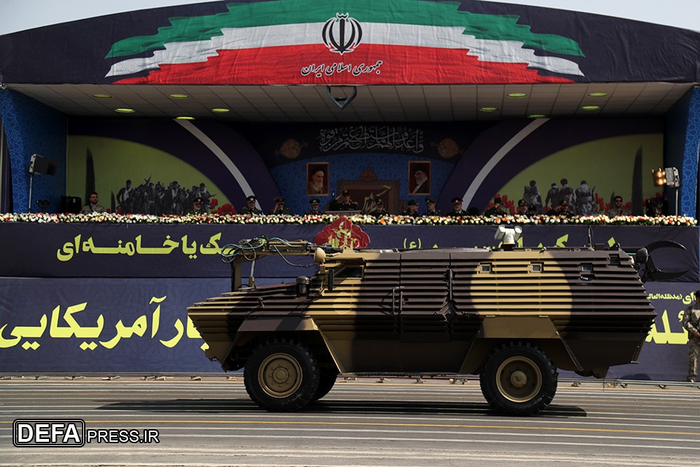伊朗举行盛大阅兵式大量新型装备罕见亮相
