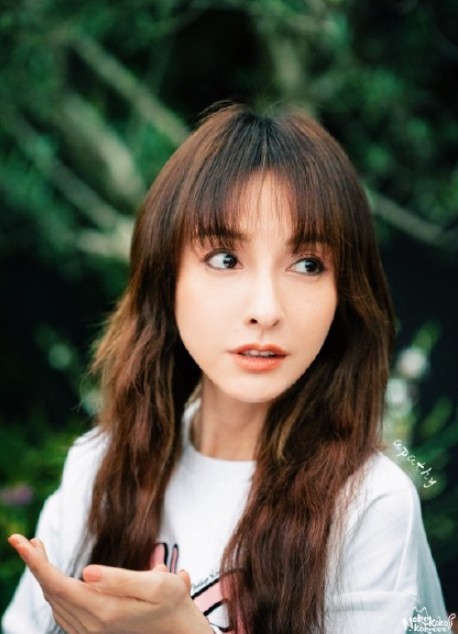 不少网友看后也表示这样的吴昕都可以回学校上学了,瞬间年轻10岁.