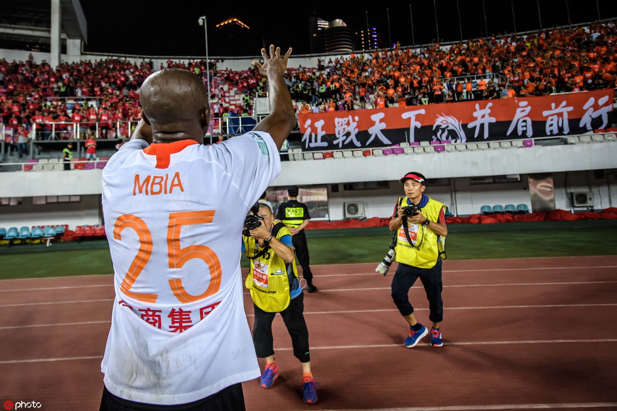 武汉卓尔赛后谢场,球迷欢呼庆祝胜利