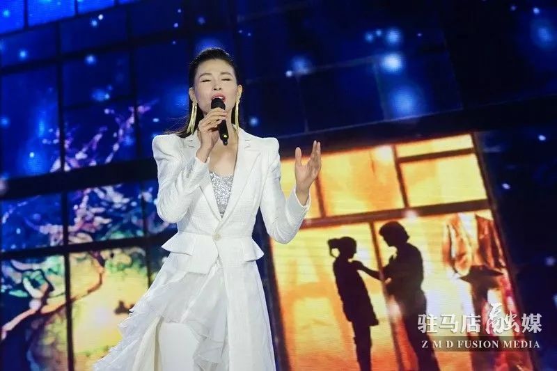 青年歌唱家曹芙嘉演唱歌曲《为爱祝福》影视表演艺术家雷恪生,影视
