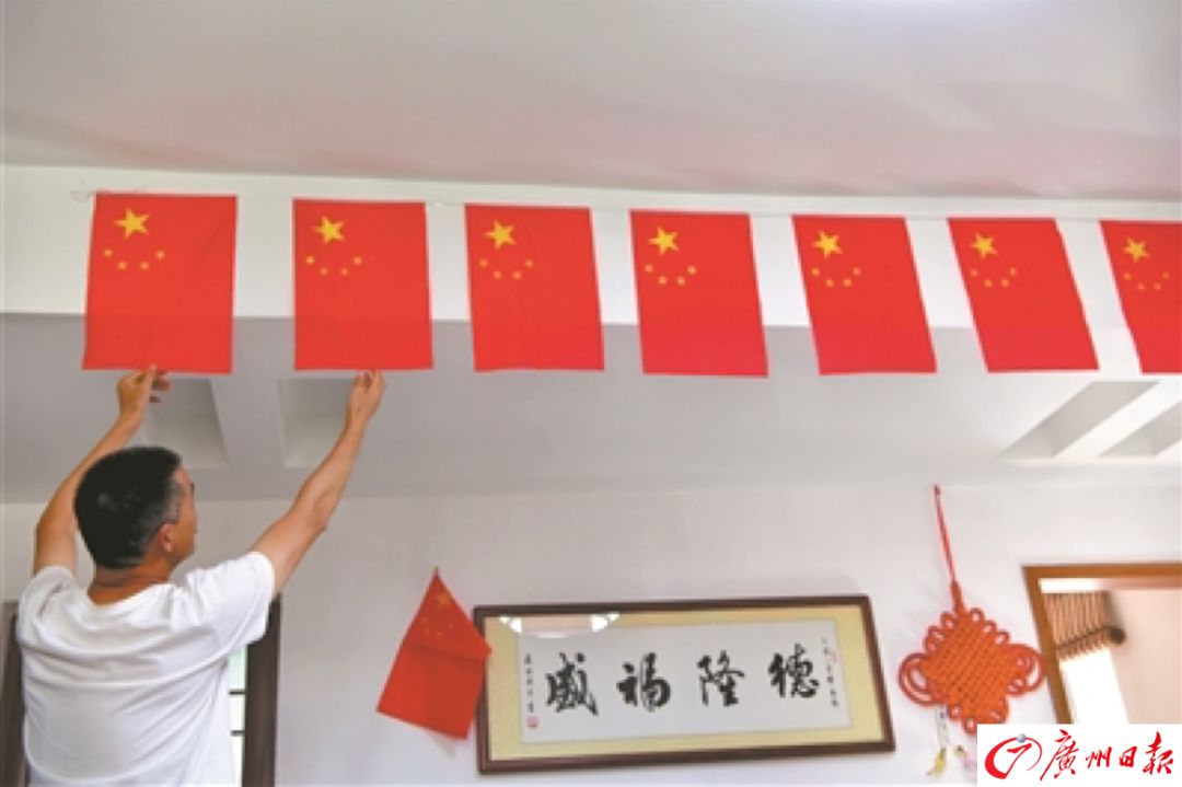 南沙有人自发挂红旗吗?_国旗