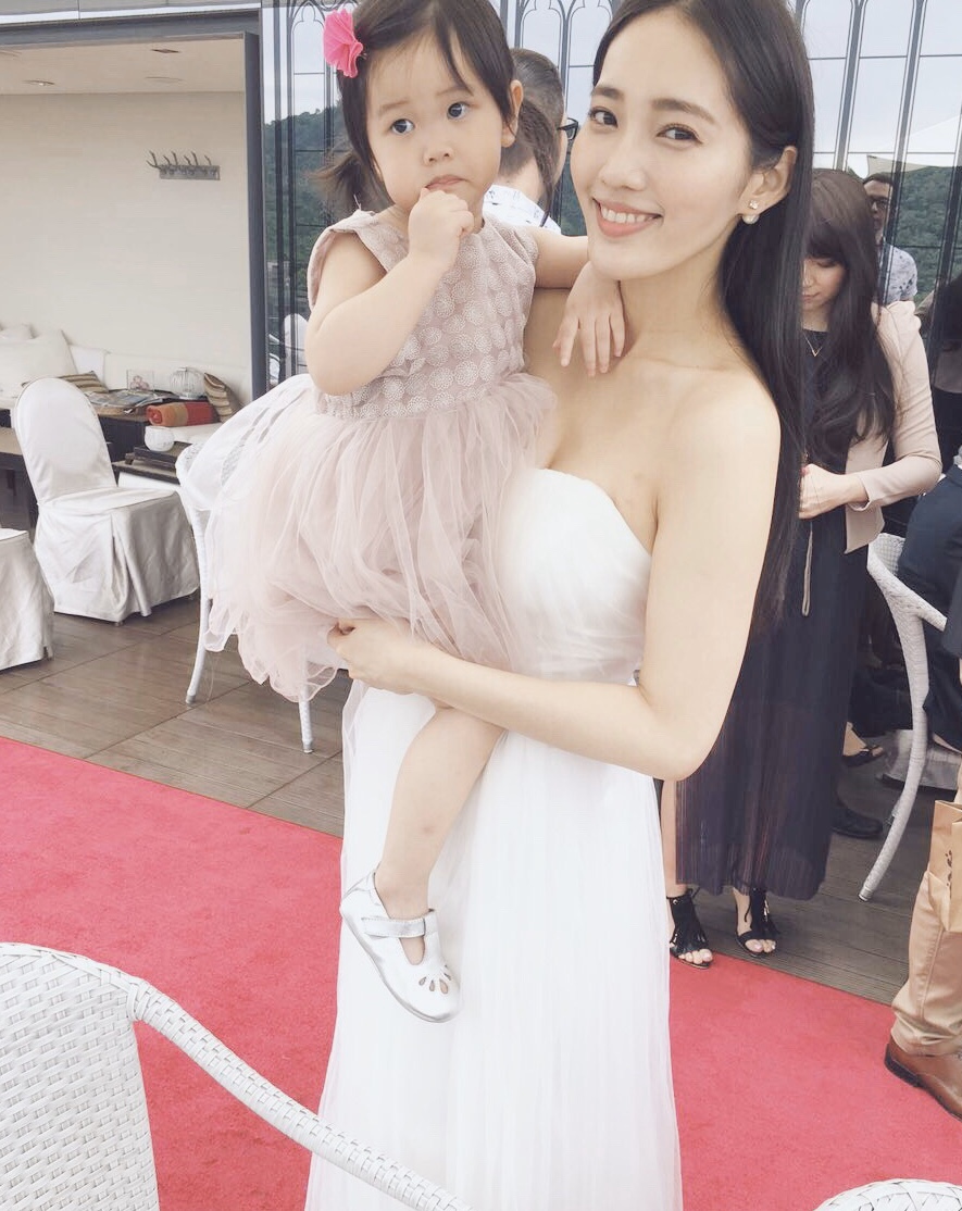 余文乐庆老婆32岁生日168cm王棠云衬衫短裤好出众儿子太像妈