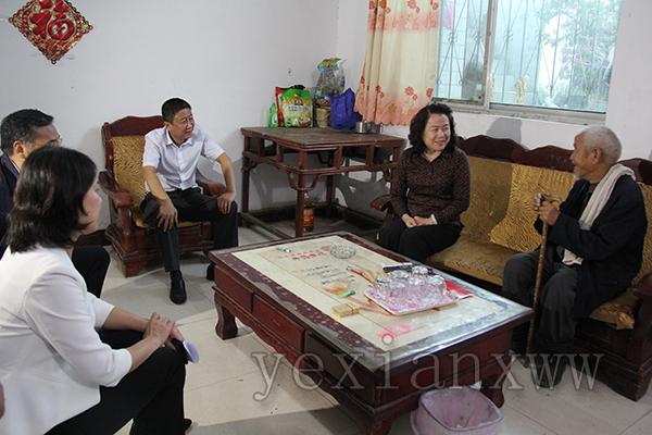 9月18日下午,省委组织部部务委员张小文到叶县看望慰问部分老党员,为