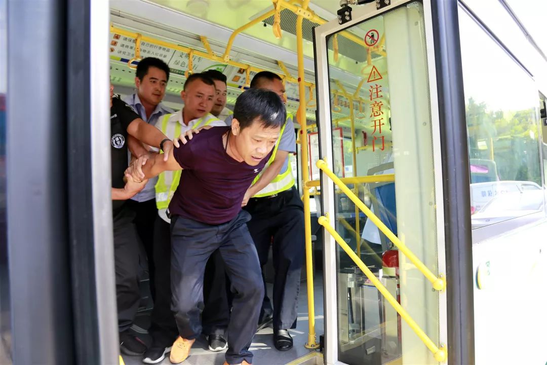 公交反恐演练稳固构建应急安全体系警告犯罪分子切勿以身试法
