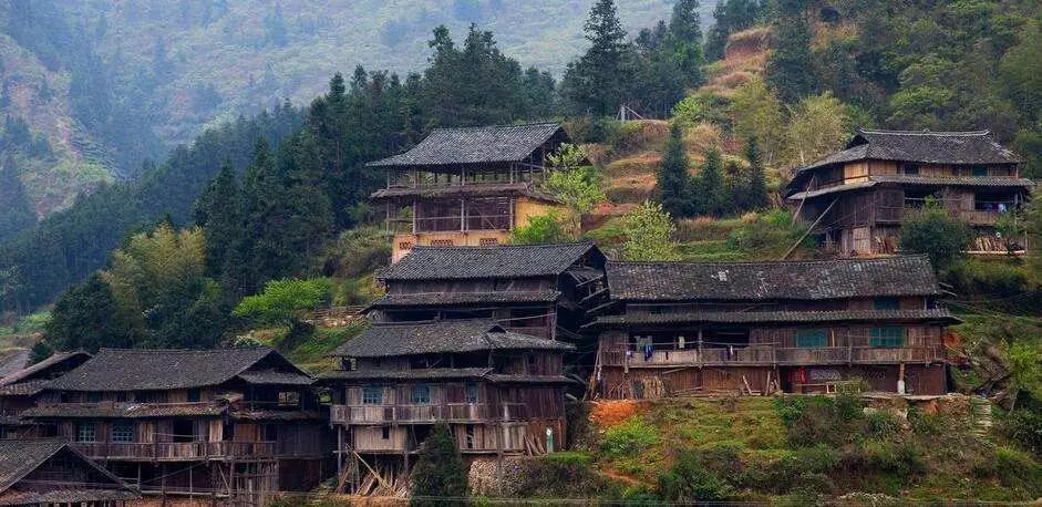 三国时期,侗族先人"依树积木,以居其上,名曰干栏",逐渐形成流传至今的