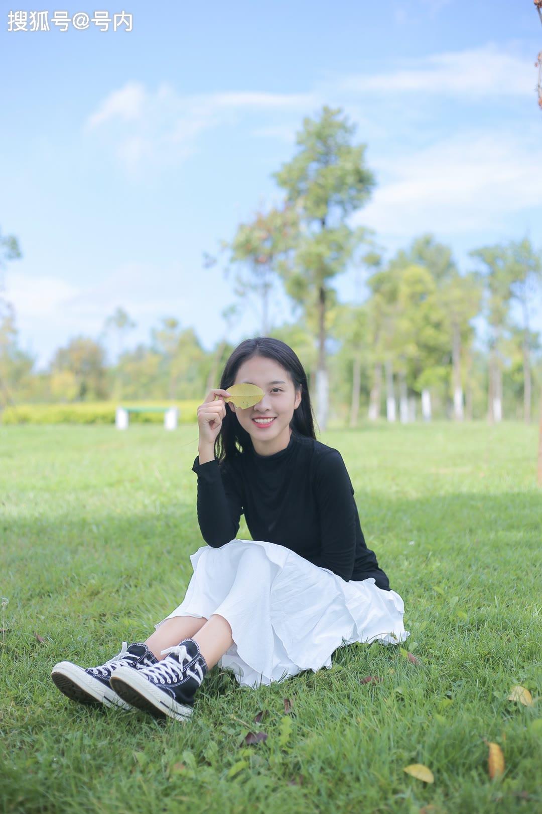 秋日简洁风素衣白裙的校花是你的菜吗