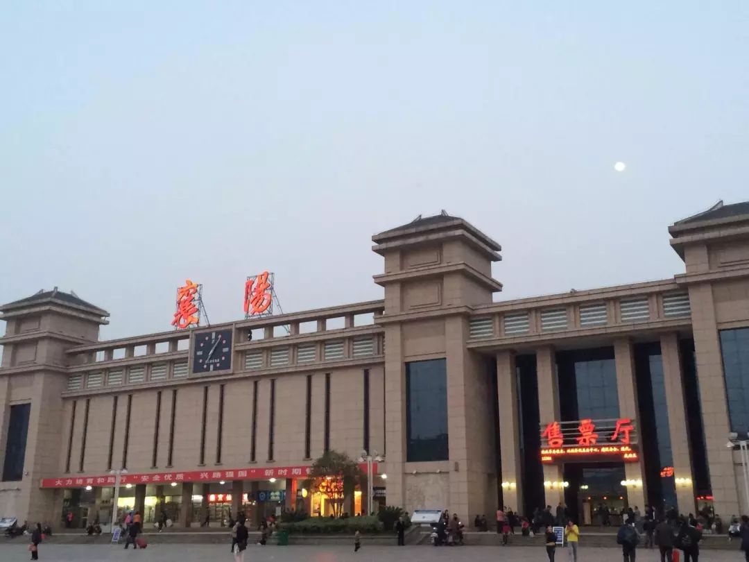 襄阳火车站红色大字重点看满足旅客的出行需求部分动车组改重联运行加