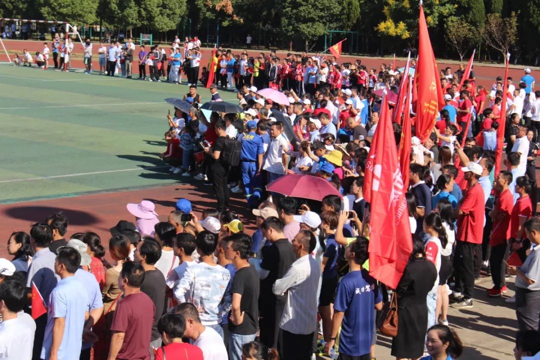 昨天早上8:00,乐平三中田径场全是人,堪称乐平一大体育盛会!