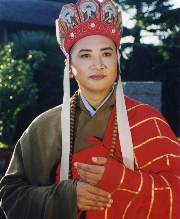 唐僧迟重瑞与富豪老婆出席活动全程为陈丽华拿话筒被嘲爱的卑微