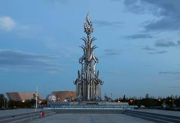 "克拉玛依之歌"以凤凰为整座雕塑的基本形象,亮化部分采用智能模式