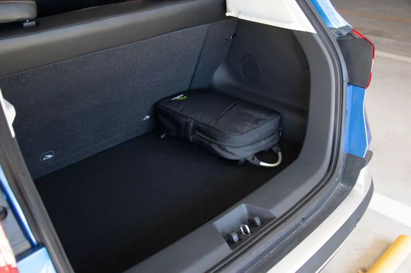 2020款 哪吒n01后备箱空间平整,进深和高度如图所示,未配备隐私帘,放