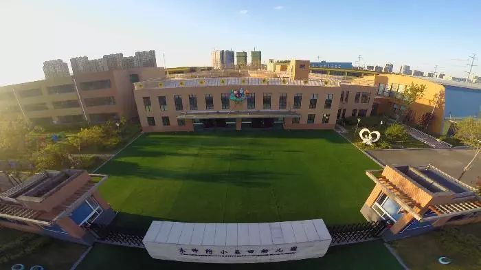 东师附小益田幼儿园坐落在风景秀丽的高新区,是由深圳益田集团投资兴
