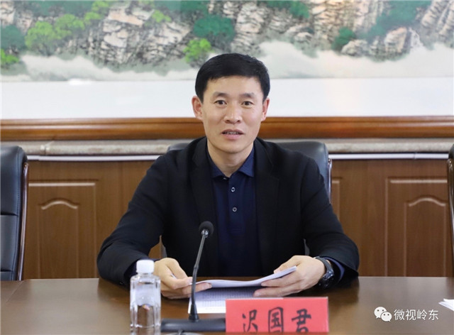 区二楼会议室召开,会议由区委书记,区委理论学习中心组组长迟国君主持