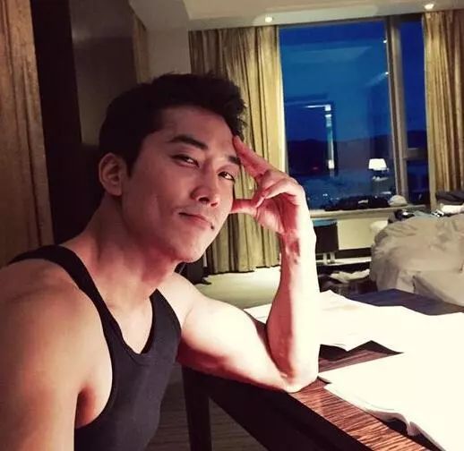 宋承宪和权相佑二人合照拥有同款人鱼线帅气逼人