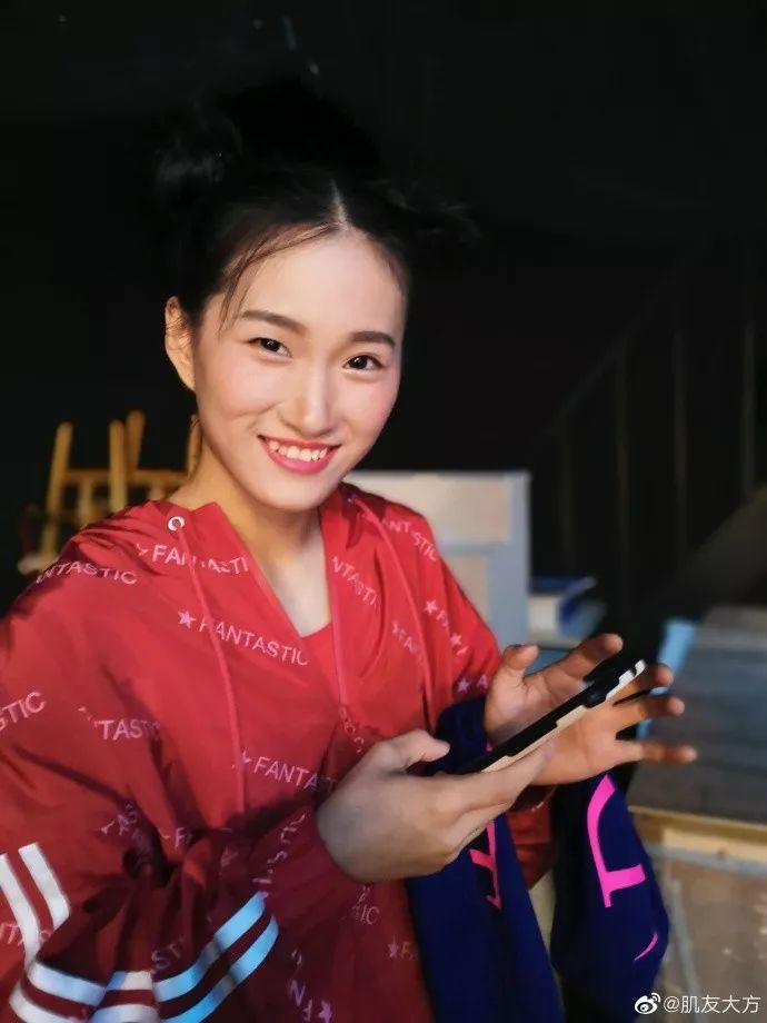 中国19岁美女大学生展示惊人臂力的背后.